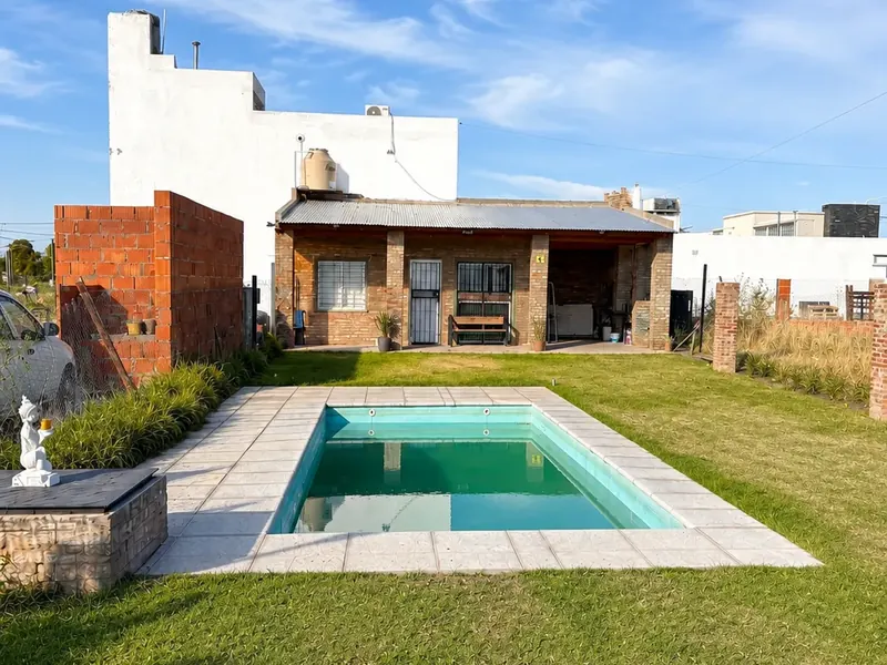 Casa con pileta, en barrio abierto Estación Alvear