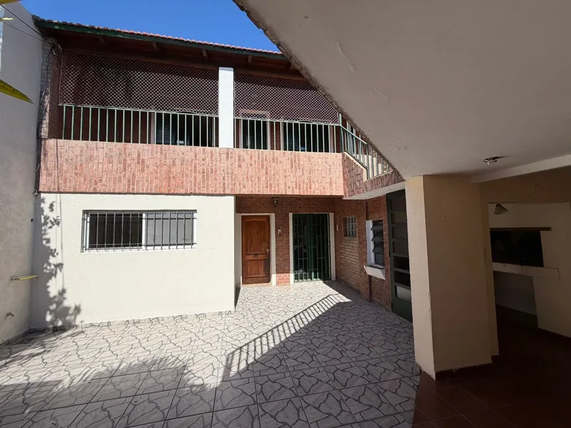 Casa de pasillo con amplio patio y parrillero – Zona Sur de Rosario