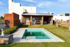 Casa con pileta, en barrio abierto Estación Alvear — imagen 1