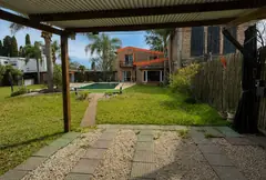 Casa de dos plantas con pileta y quincho sobre dos lotes, en Parque Vernazza — imagen 29