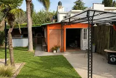 Casa de dos plantas con pileta y quincho sobre dos lotes, en Parque Vernazza — imagen 22