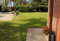 Casa de dos plantas con pileta y quincho sobre dos lotes, en Parque Vernazza — imagen 26