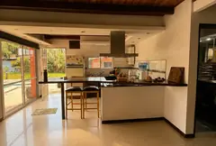 Casa de dos plantas con pileta y quincho sobre dos lotes, en Parque Vernazza — imagen 4