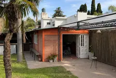 Casa de dos plantas con pileta y quincho sobre dos lotes, en Parque Vernazza — imagen 21
