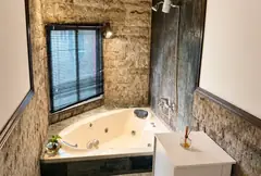 Casa de dos plantas con pileta y quincho sobre dos lotes, en Parque Vernazza — imagen 8