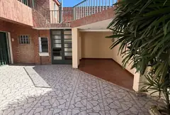 Casa de pasillo con amplio patio y parrillero – Zona Sur de Rosario — imagen 3