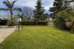 Terreno con monoambiente o quincho, galería y hermosa forestación en Parque Vernazza, Pueblo Esther — imagen 6