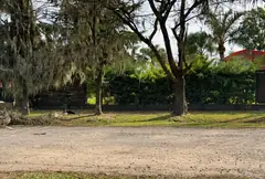 Terreno con monoambiente o quincho, galería y hermosa forestación en Parque Vernazza, Pueblo Esther — imagen 5