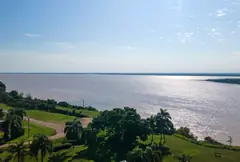 Terrenos en Pueblo Esther a metros del río, con escritura inmediata y todos los Servicios — imagen 3